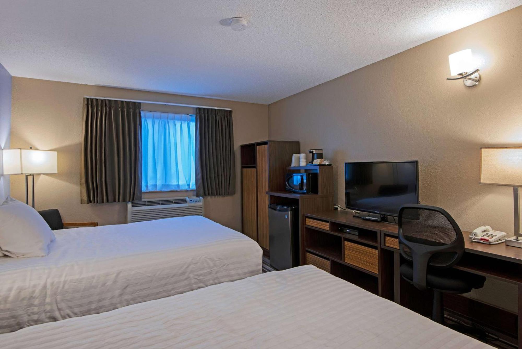 Super 8 By Wyndham Kamloops On The Hill Hotel Exterior photo